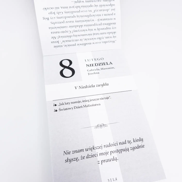 Kalendarz_z_cytatami_z_Biblii_brata_Ezry_srodek_przyblizenie.webp